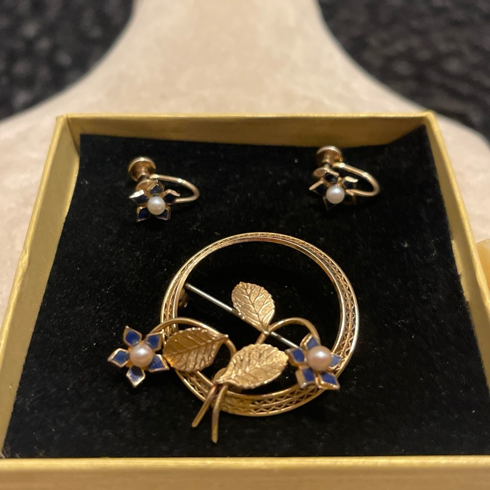 Vintage Milano 12K gold filled Pearl leaf Brooch w/screw on Earrings blue enamel